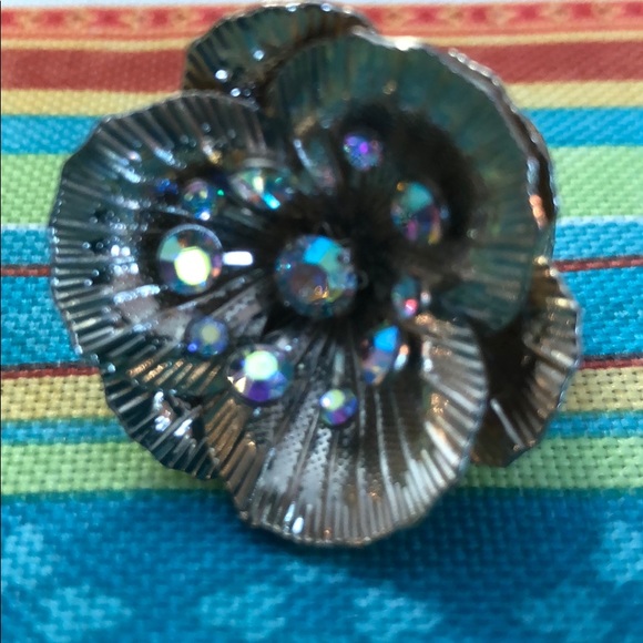 Beautiful Gold Toned Ring with Iridescent Stones - Picture 5 of 7